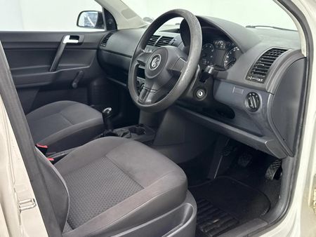 2011-Volkswagen-Polo-Vivo-14-Trendline-5-dr_9