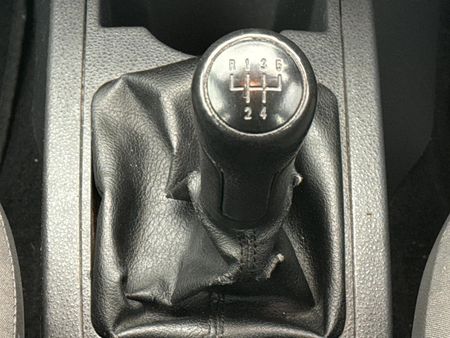 2011-Volkswagen-Polo-Vivo-14-Trendline-5-dr_10