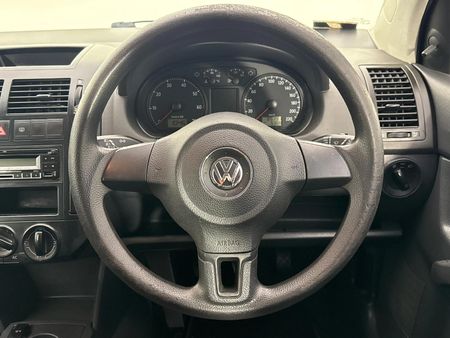 2011-Volkswagen-Polo-Vivo-14-Trendline-5-dr_11