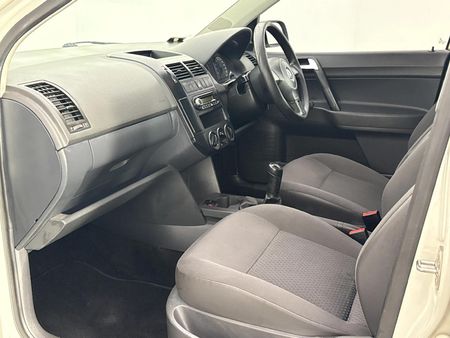 2011-Volkswagen-Polo-Vivo-14-Trendline-5-dr_8