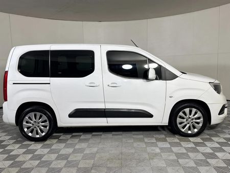 2019-Opel-Combo-Life-Enjoy-16-TD_17