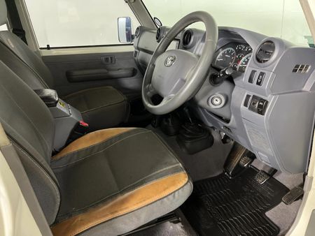 2014-Toyota-Land-Cruiser-79-45-D-Double-Cab_9