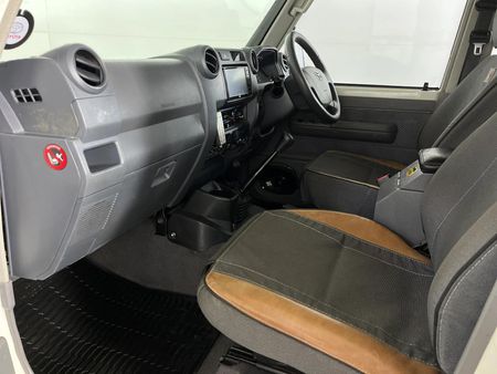 2014-Toyota-Land-Cruiser-79-45-D-Double-Cab_8