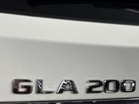 2017-Mercedes-Benz-GLA-200-Auto_11