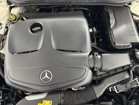 2017-Mercedes-Benz-GLA-200-Auto_13