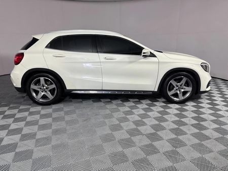 2017-Mercedes-Benz-GLA-200-Auto_17