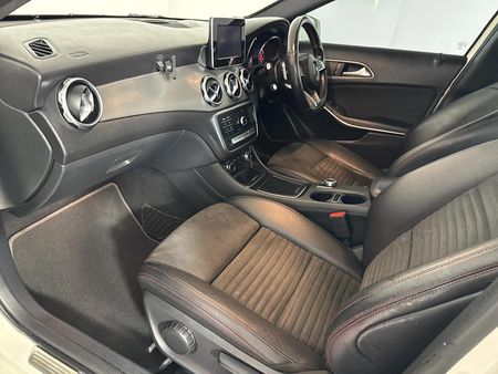 2017-Mercedes-Benz-GLA-200-Auto_8