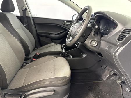 2017-Hyundai-i20-14-Fluid_9