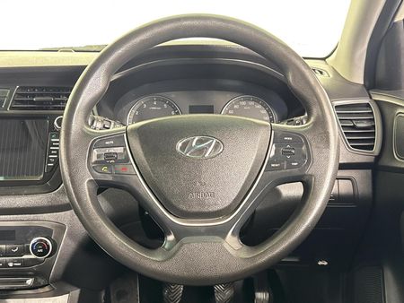 2017-Hyundai-i20-14-Fluid_12