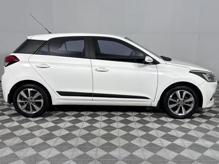 2017-Hyundai-i20-14-Fluid_17