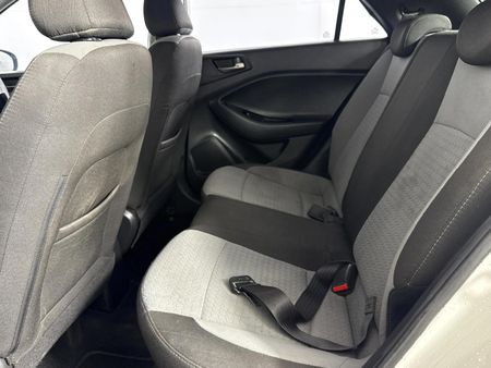 2017-Hyundai-i20-14-Fluid_3