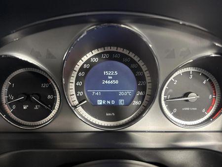 2011-Mercedes-Benz-C-Class-C-220-CDi-Avantgarde-Auto_2