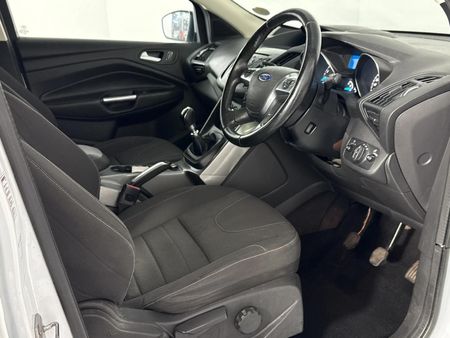 2014-Ford-Kuga-16-EcoBoost-Ambiente_9