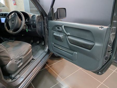 2012-Suzuki-Jimny-13_11