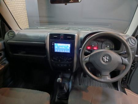 2012-Suzuki-Jimny-13_14