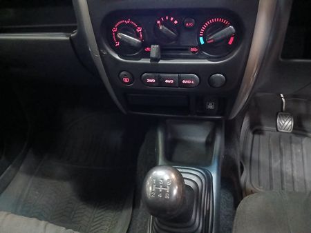 2012-Suzuki-Jimny-13_15