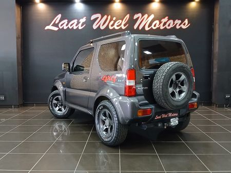 2012-Suzuki-Jimny-13_2