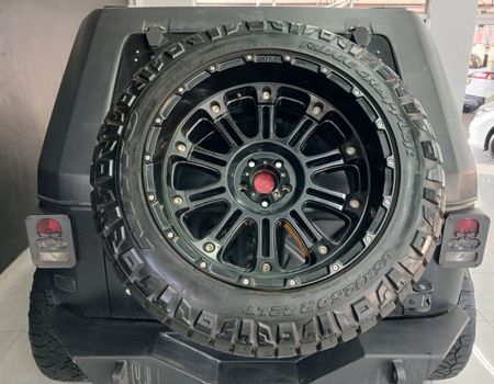 2017-Jeep-Wrangler-Unlimited-Sahara-36-V6-Auto_18