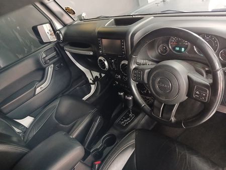 2017-Jeep-Wrangler-Unlimited-Sahara-36-V6-Auto_4