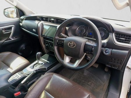 2018-Toyota-Fortuner-24-GD-6-Raised-Body-Auto_12