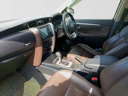 2018-Toyota-Fortuner-24-GD-6-Raised-Body-Auto_17