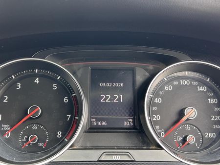 2014-Volkswagen-Golf-VII-GTI-20-TSI-Auto_9