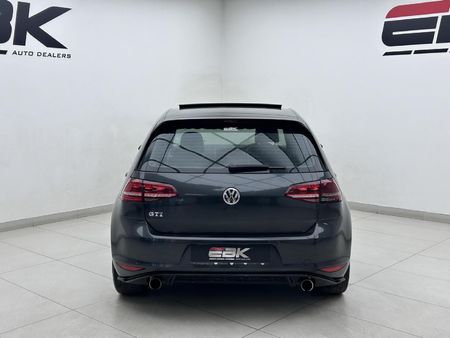 2014-Volkswagen-Golf-VII-GTI-20-TSI-Auto_4