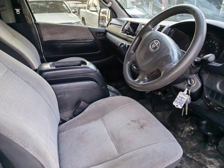 2016-Toyota-Quantum-27-10-seat_10