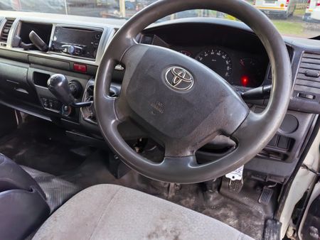 2016-Toyota-Quantum-27-10-seat_11