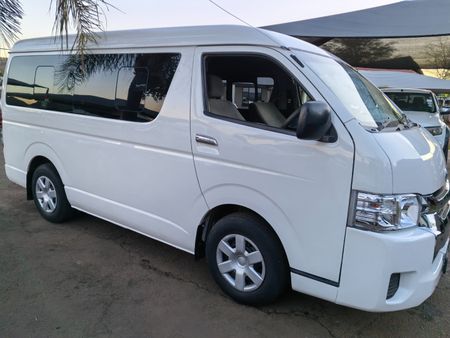 2016-Toyota-Quantum-27-10-seat_3