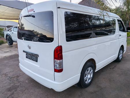 2016-Toyota-Quantum-27-10-seat_4