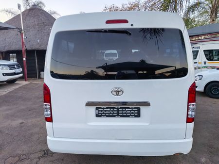 2016-Toyota-Quantum-27-10-seat_5