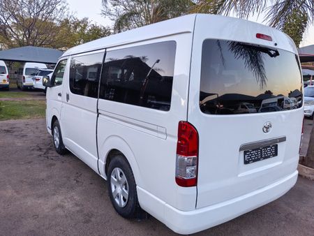 2016-Toyota-Quantum-27-10-seat_6