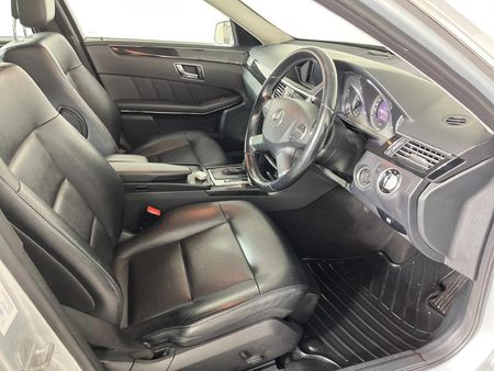 2011-Mercedes-Benz-E-Class-E-200-CGI-BE-Avantgarde_9