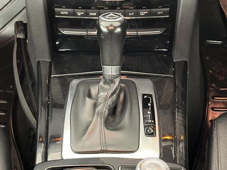 2011-Mercedes-Benz-E-Class-E-200-CGI-BE-Avantgarde_10