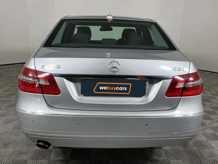 2011-Mercedes-Benz-E-Class-E-200-CGI-BE-Avantgarde_17