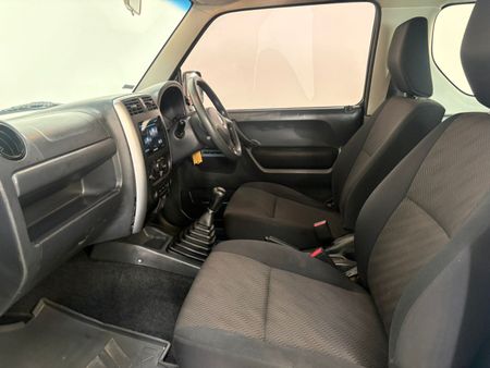 2014-Suzuki-Jimny-13_5