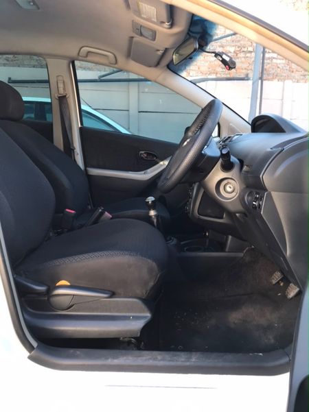 2008-Toyota-Yaris-T3_7