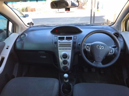 2008-Toyota-Yaris-T3_8