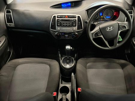 2013-Hyundai-i20-14-Fluid-Auto_9