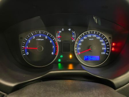 2013-Hyundai-i20-14-Fluid-Auto_10