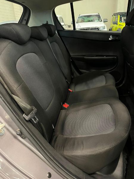 2013-Hyundai-i20-14-Fluid-Auto_11