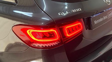 2022-Mercedes-Benz-GLC-300-4Matic_13