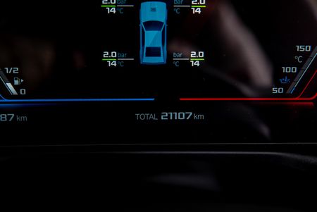 2024-BMW-M2-M-DCT_10