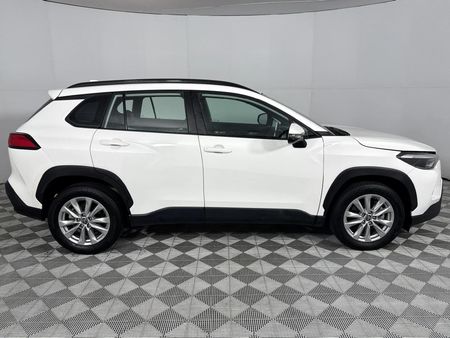 2025-Toyota-Corolla-Cross-18-XS_17