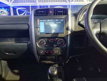 2011-Suzuki-Jimny-13_10