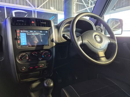 2011-Suzuki-Jimny-13_11