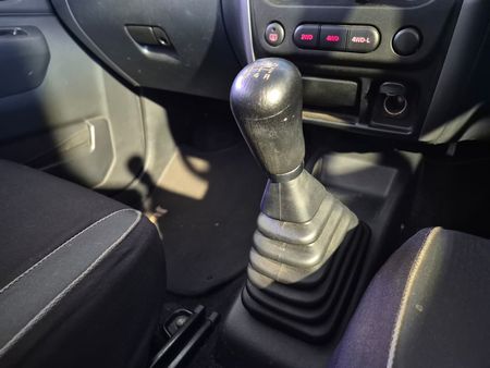 2011-Suzuki-Jimny-13_12