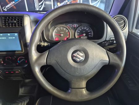 2011-Suzuki-Jimny-13_13