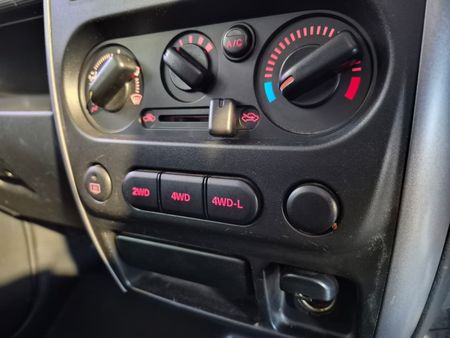 2011-Suzuki-Jimny-13_16